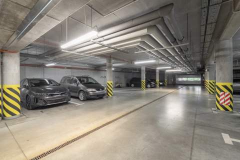 2 MIEJSCA POSTOJOWE I KOMÓRKA W CENIE 