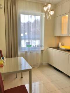 Dwustronne z oddzielną kuchnią, piwnica i parking