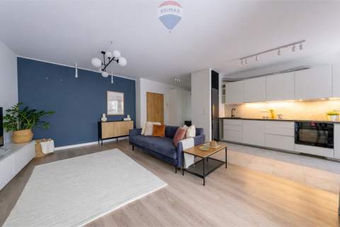 Apartamentowiec, umeblowane, okna na skwer, 2 pok.