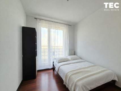 Duży balkon, zieleń za oknem, dostępne, wyposażone