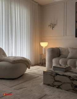 Dwustronny apartament z salonem z widokiem na zielony plac