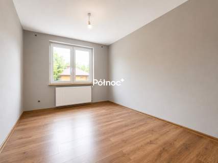 Dom z 35-arową działką i 3 garażami
