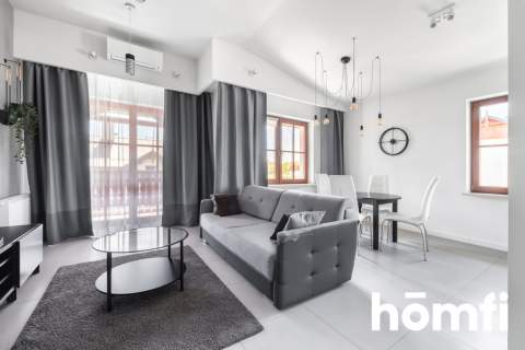 Nowoczesny apartament z klimatyzacją i balkonem.