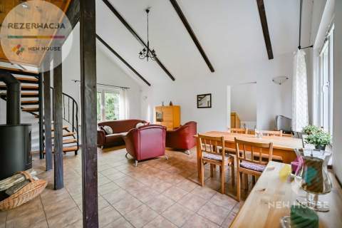 Bartołty Wielkie, dom przy ścianie lasu, jezioro