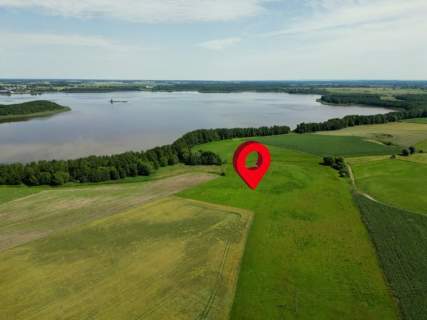 Działka inwestycyjna z linią brzegową