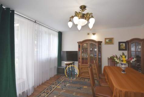 Dom wśród świerków