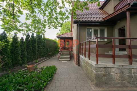Klimatyczny dom w otoczeniu zieleni, Biskupin 240 m2 / 803 m2