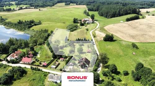 Dom nad jeziorem z dużą zagospodarowaną działką