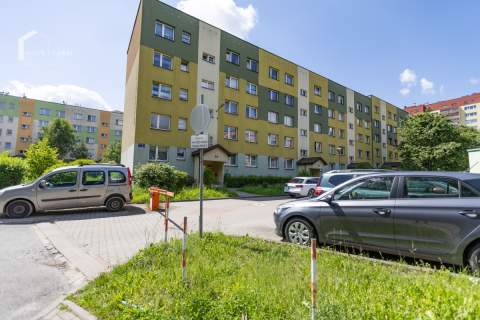 Trzy pokoje na drugim piętrze z dużym balkonem