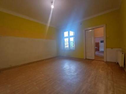 Skawina / Rynek ul. Słowackiego lokal 76m2 piwnica19m2 strych...