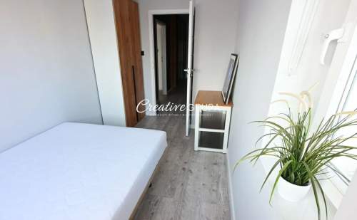 Apartament w sercu miasta z pełną infrastrukturą.