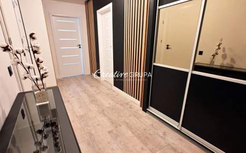 Apartament w sercu miasta z pełną infrastrukturą.