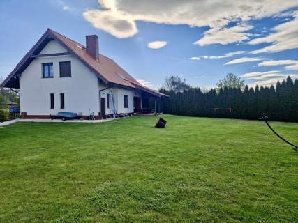 Dom jednorodzinny z dużą działką 1500 M 2 garaże