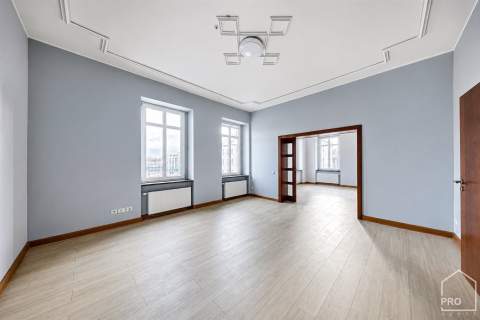 Przestronny apartament w kamienicy z windą