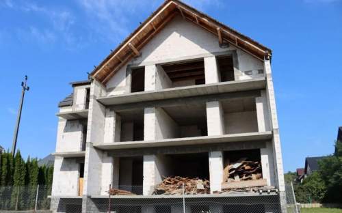 Apartamentowiec nad morzem z potencjałem - Karwia