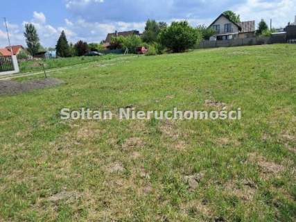 Cicha spokojna okolica domów jednorodzinnych.
