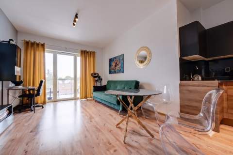 PRZESTRONNA KAWALERKA W APARTAMENTOWCU