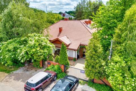 Klimatyczny dom otulony zielenią