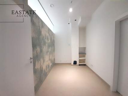Nowoczesny lokal Metro Duże witryny Parking