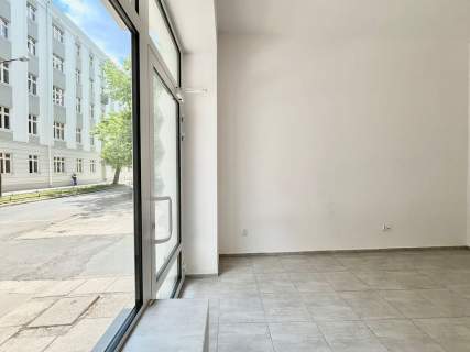 Lokal na parterze z witryną do własnej aranżacji