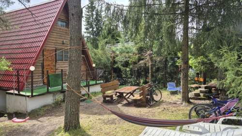 Domek letniskowy w lesie nad jeziorem z sauną