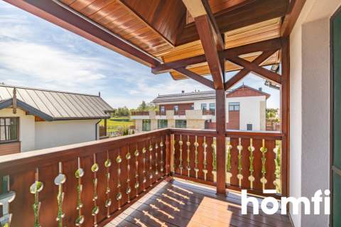 Nowoczesny apartament z klimatyzacją i balkonem.