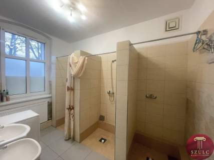 Lokal w centrum z miejscami parkingowymi
