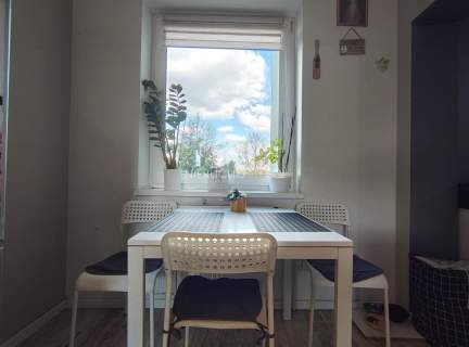 Zadbane 3 pokoje z balkonem na 1 piętrze.