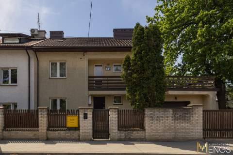Wygodny dom z dwustanowiskowym garażem i piwnicą,
