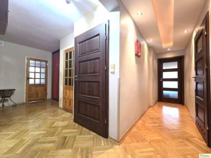 Budynek mieszkalno-biurowy i hala na działce ok.1ha w 