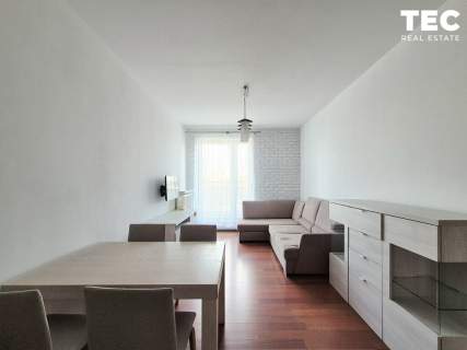 Duży balkon, zieleń za oknem, dostępne, wyposażone