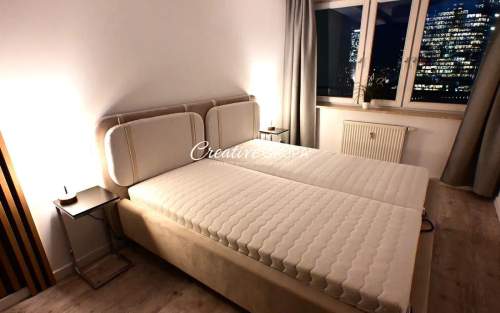 Apartament w sercu miasta z pełną infrastrukturą.