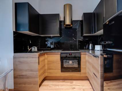 PRZESTRONNA KAWALERKA W APARTAMENTOWCU