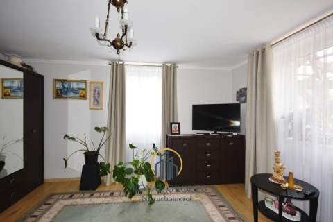 Dom wśród świerków