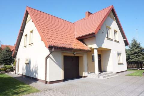 Wolnostojący, ZADBANY w pięknym ogrodzie.