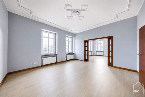 Przestronny apartament w kamienicy z windą