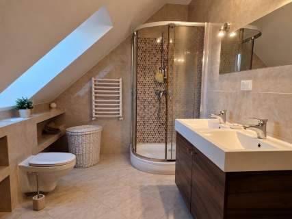 Dom jednorodzinny z dużą działką 1500 M 2 garaże