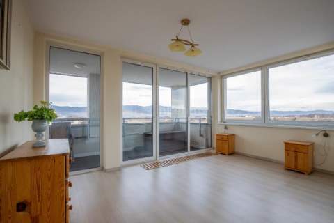 Przestronny apartament 116m2. z dużym tarasem.