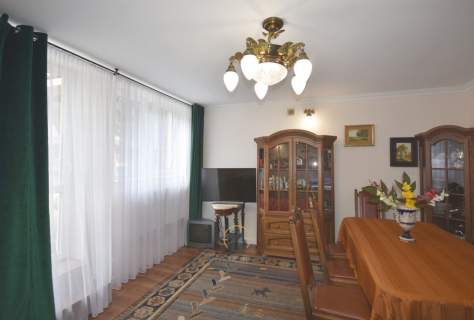 Dom wśród świerków