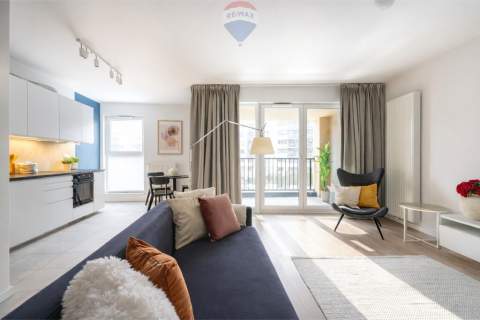 Apartamentowiec, umeblowane, okna na skwer, 2 pok.