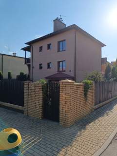 Dom z ładnym ogrodem
