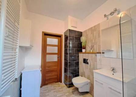 Apartament 2-pokoje z ogródkiem, komórką i garażem