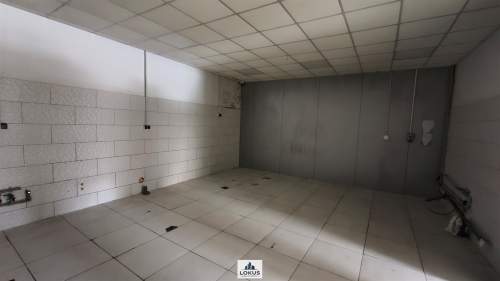 Magazyn z biurami 3 bramy parking plac
