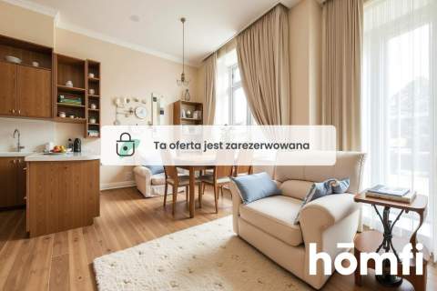 Kameralne 2 pokoje w kamienicy w ścisłym centrum.