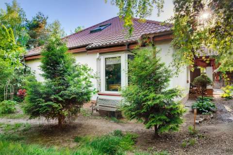 Klimatyczny dom otulony zielenią