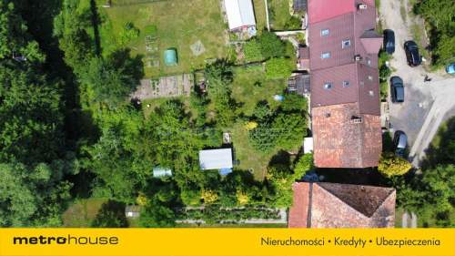 Dom w zabudowie szeregowej z zadbanym ogrodem