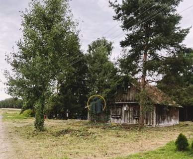 Działka z domem drewnianym