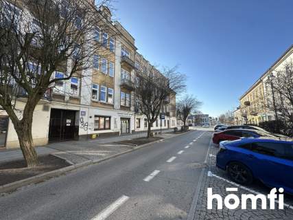 Kameralne 2 pokoje w kamienicy w ścisłym centrum.