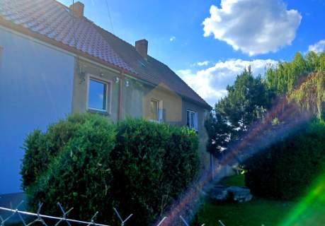 Pół domu z urokliwym, dużym ogrodem.
