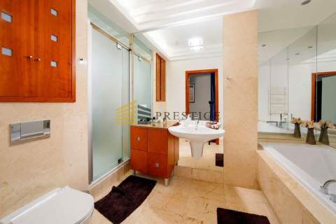 Apartment with Green Terrace Pool Gym Consierge